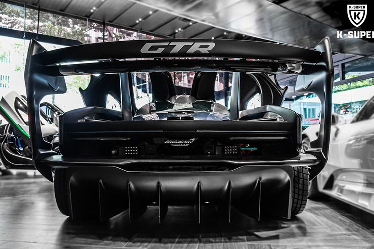 Chiếc siêu xe dành cho đường đua McLaren Senna GTR này có con số 33 ở ngoại thất. Trên toàn thế giới chỉ có đúng 75 chiếc siêu xe đường đua của McLaren Senna được phát triển dành cho các khách hàng VIP của hãng McLaren.