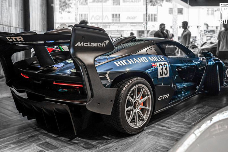 Sức mạnh của khối động cơ V8 dung tích 4.0l được truyền xuống cầu sau thông qua hộp số liền mạch 7 cấp ly hợp kép, hỗ trợ chức năng Launch Control và các chế độ lái Wet, Track và Race. 