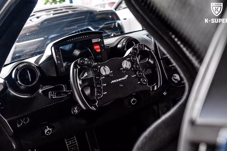 Giá xe McLaren Senna GTR tại thị trường nước ngoài là 1,6 triệu đô la, đắt hơn 600.000 nghìn đô la so với giá khởi điểm Senna tiêu chuẩn mà ông Hoàng Kim Khánh hay Đặng Lê Nguyên Vũ sở hữu. Tuy nhiên khi về đến Việt Nam, nếu tính đủ thuế, phí... nó dự đoán có giá đến cả trăm tỷ đồng.