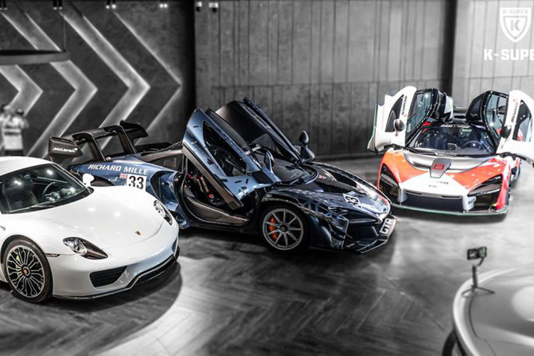 Chiếc xe McLaren Senna GTR trị giá triệu đô từng được nhập về Việt Nam có màu sơn xanh - crôm cá tính cùng các họa tiết nổi bật như tên thương hiệu đồng hồ Richard Mille, Quốc kỳ Anh cùng nhiều chi tiết ở ngoại thất xe được làm từ sợi carbon.