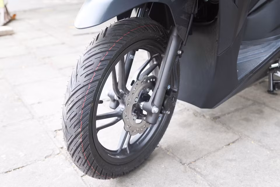 Hệ thống giảm xóc dạng ống lồng đi kèm phanh đĩa đơn ở phía trước. Điểm trừ ở phiên bản mới là Honda vẫn chưa áp dụng hệ thống ABS trên mẫu xe mới của mình, chỉ áp dụng công nghệ phanh kết hợp CBS đã có từ rất lâu.