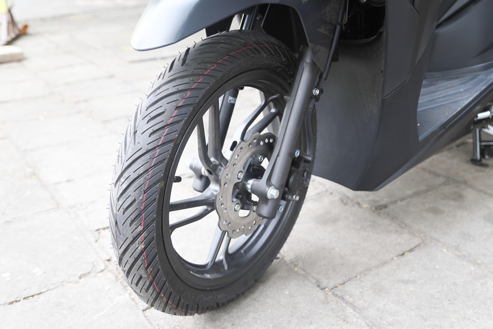 Hệ thống giảm xóc dạng ống lồng đi kèm phanh đĩa đơn ở phía trước. Điểm trừ ở phiên bản mới là Honda vẫn chưa áp dụng hệ thống ABS trên mẫu xe mới của mình, chỉ áp dụng công nghệ phanh kết hợp CBS đã có từ rất lâu.