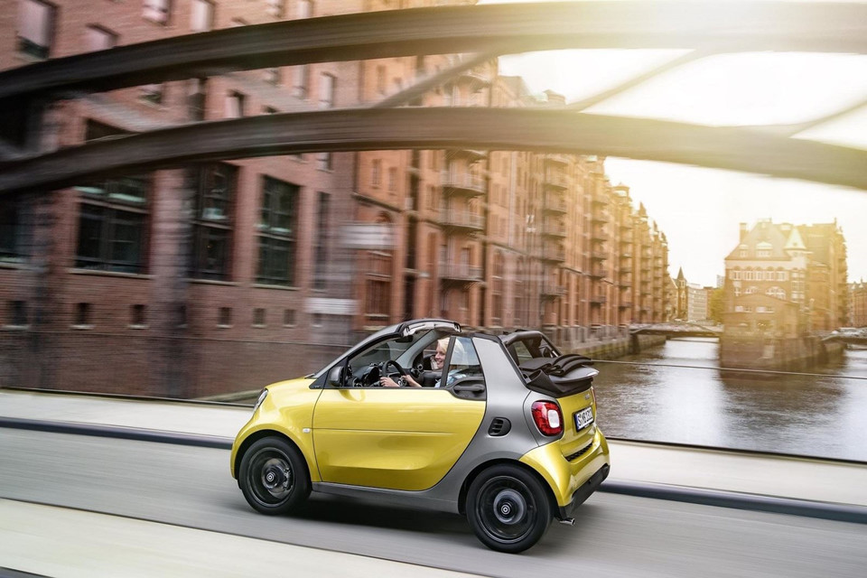 Smart Fortwo Cabrio (25.390 USD): Kích thước nhỏ bé cùng hệ thống truyền động điện khiến Smart Fortwo Cabrio trở thành chiếc xe lý tưởng để dạo mát xung quanh thành phố. Phiên bản Cabrio trang bị động cơ điện 80 mã lực, cho sức mạnh và tốc độ phù hợp với đường phố đông đúc, tầm hoạt động của xe lên đến 165 km khi sạc đầy.