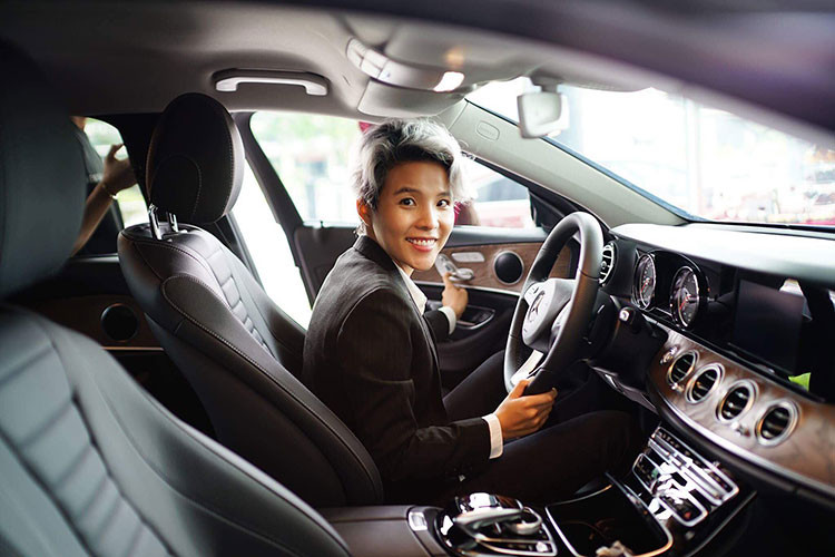 Dựa trên ngôn ngữ Sensual Purity trứ danh, khoang nội thất của E200 hướng đến một không gian mở nhờ việc bố trí thông minh các cụm điều khiển và sử dụng các vật liệu cao cấp như da, gỗ, hợp kim nhôm. Một lần nữa, thiết kế nội thất của xe lại gợi nhớ về dòng sedan cao cấp nhất hiện nay của Mercedes là S-Class.