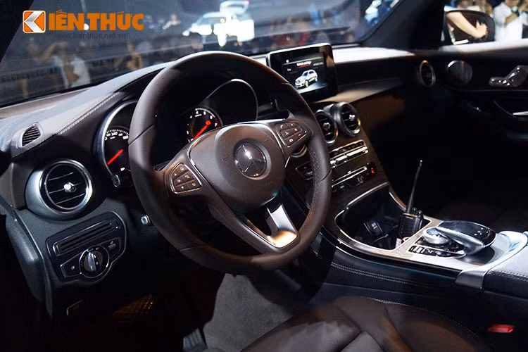 Ghế người lái và hành khách phía trước điều chỉnh điện, bộ nhớ 3 vị trí cho ghế trước, tay lái và gương chiếu hậu bên ngoài. Hệ thống âm thanh với đầu đọc CD, màn hình màu TFT 7-inch, bộ thu sóng phát thanh, kết nối Bluetooth, trình duyệt Internet.