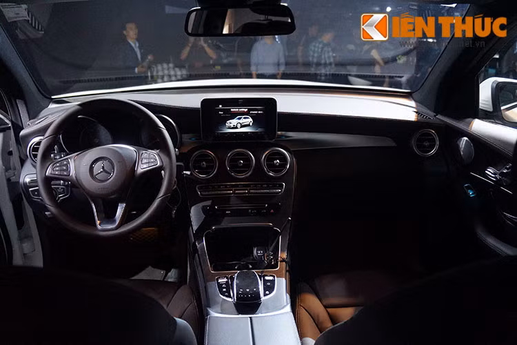Tiến vào bên trong, Mercedes GLC 300 gây ấn tượng mạnh với khoang nội thất sáng trọng, điểm nhấn của nội thất chính là bảng điều khiển liền khối cùng toàn bộ chất liệu cao cấp làm từ da, gỗ và hợp kim nhôm.