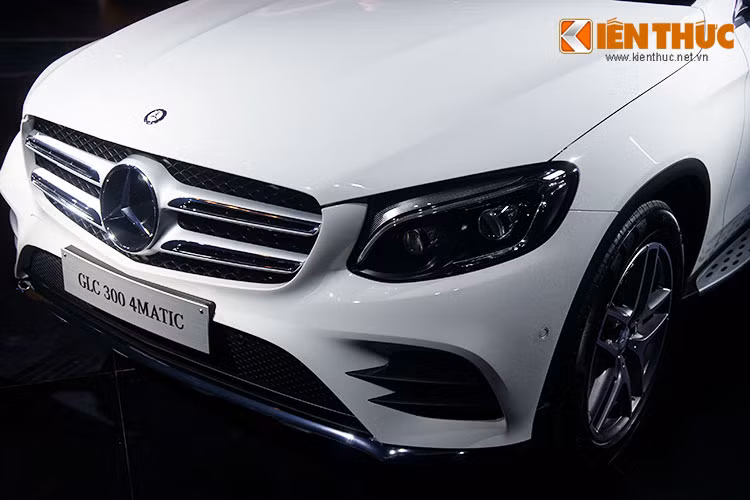 Phần đầu của xe thiết kế nổi bật với lưới tản nhiệt thanh đôi nằm ngang, logo ngôi sao ba cánh ở giữa. Cụm đèn pha cỡ lớn tích hợp đèn chiếu sáng ban ngày dạng LED được tạo hình ấn tượng.