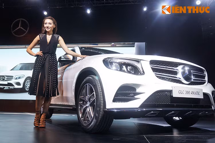 Chỉ cần nhìn lướt qua, những người là tín đồ của Mercedes-Benz sẽ dễ dàng nhận ra GLC là sự kết hợp giữa dòng A-Class và E-Class. Mercedes GLC 300 nằm trong phân khúc SUV hạng sang, kế thừa những thành công của dòng GLK trước đó.