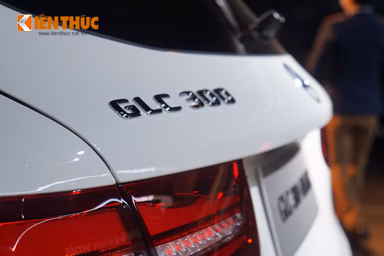 Cản trước và sau xe đều được làm từ hợp kim nổi bật đi kèm cặp ống xả tứ giác mạnh mẽ. Việc sử dụng khá nhiều vật liệu nhẹ đã giúp GLC giảm được trọng lượng tới 80 kg so với GLK.