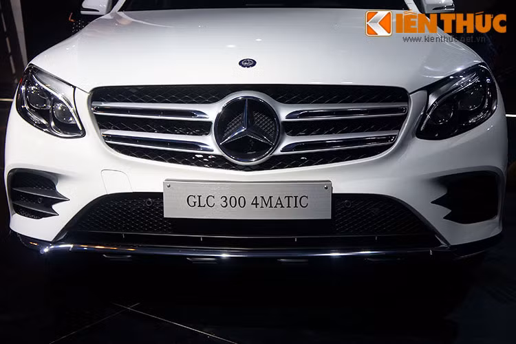  GLC có kích thước dài x rộng x cao tương ứng 4.656 x 1.890 x 2.870 (mm) tức là lớn hơn so với người tiền nhiệm GLK. Không những thế GLC còn có chiều dài cơ sở hơn BMW X3 tới 60 mm.