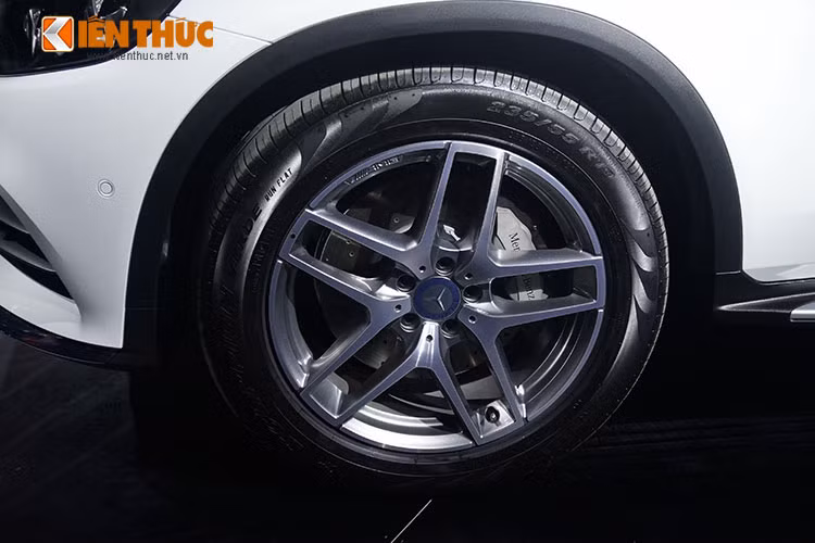 GLC 300 hoàn toàn mới được trang bị mâm hợp kim nhôm cỡ lớn kích thước 19 inch trên bản. Những tấm ốp mạ chrome, vòm bánh tối màu, bậc lên xuống và giá để hành lý trên nóc xe bằng hợp kim nhôm đậm chất SUV của GLC.