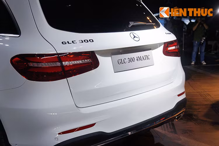 Mercedes GLC 2016 mới có kích thước tổng thể lần lượt là 4.656 x 1.890 x 1.644 mm và chiều dài cơ sở đạt 2.873 mm. Phần đuôi xe của Mercedes-Benz GLC 300 được thiết kế khá gọn gàng và đơn giản.