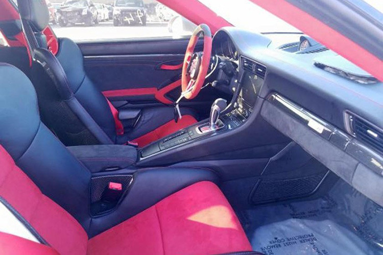 Ở phía trước bên phải và tấm chắn bùn phía sau có một vài vết lõm. Ngoài những điểm đó ra, chiếc xe thể thao Porsche 911 GT2 RS nhìn trông vẫn khá là ngon lành. Thậm chí là nhìn từ một số góc khuất, người ta sẽ không nghĩ rằng chiếc xe đã gặp tai nạn.