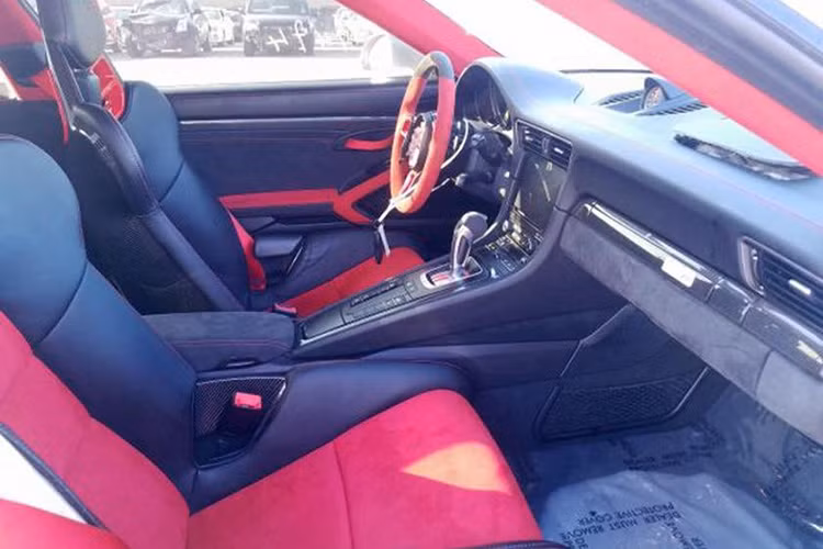 Ở phía trước bên phải và tấm chắn bùn phía sau có một vài vết lõm. Ngoài những điểm đó ra, chiếc xe thể thao Porsche 911 GT2 RS nhìn trông vẫn khá là ngon lành. Thậm chí là nhìn từ một số góc khuất, người ta sẽ không nghĩ rằng chiếc xe đã gặp tai nạn.