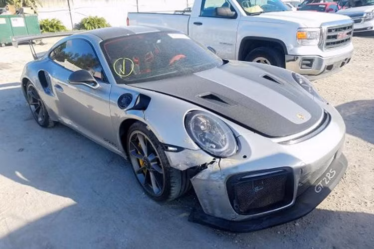 Chiếc siêu xe Porsche 911 GT2 RS đời 2018 trong bài viết này đã trải qua một cuộc đời ngắn ngủi và bi kịch. Không rõ chính xác điều gì đã xảy ra, nhưng siêu xe gốc Đức này đã bị bỏ lại trong tình trạng hư hỏng phía trước sau khi dính vào một vụ tai nạn.
