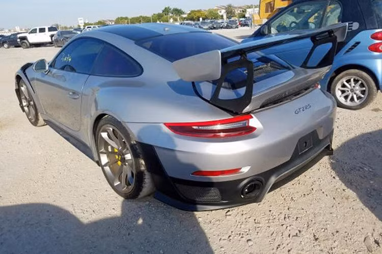 Với 700 mã lực và 750 Nm mô-men xoắn cực đại, chiếc xe thể thao Porsche này không hề dễ điều khiển, có lẽ chủ xe đã có một bài học nhớ đời. Chỗ hư hỏng của xe trông không có vẻ là nặng lắm, nhưng đủ để làm Porsche 911 GT2 RS nát đầu. Hiện đang nó đang được rao bán phụ tùng trên trang web Copart.