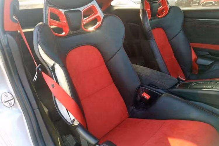 Ngay cả hệ thống túi khí cũng chưa hề bung, gợi ý rằng tai nạn xảy ra không hề lớn. May mắn hơn, động cơ tăng áp kép 6 xi-lanh phẳng dung tích 3.8 lít của xe đã vô hại và vẫn hoạt động tốt.