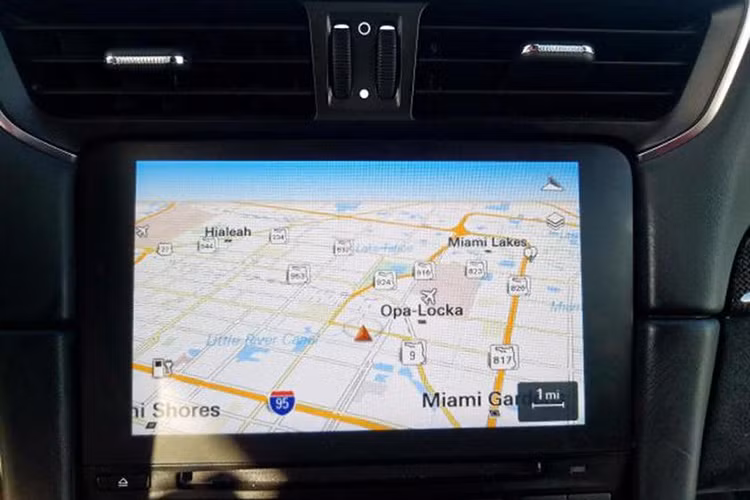 Chiếc xe vẫn có thể nổ máy, vào số và chạy về phía trước. Dựa theo đồng hồ công tơ mét, 911 GT2 RS đã chạy được gần 4.000 km trước khi gặp nạn, nhưng điều này có thể không chính xác.