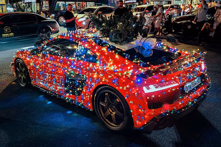 Audi R8 phong cach giang sinh noi bat cua dan choi Sai Gon-Hinh-2