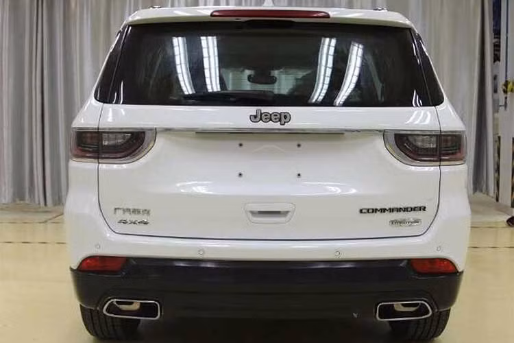 Với việc sử dụng nhiều các chi tiết mạ chrome, Grand Commander trông sang trọng và cao cấp, xứng đáng với vị trí nằm trên chiếc Cherokee trong dòng sản phẩm của Jeep. Chiếc xe có chiều dài 4.873mm, rộng 1.892mm, cao 1.738mm và trục cơ sở dài 2.800mm.