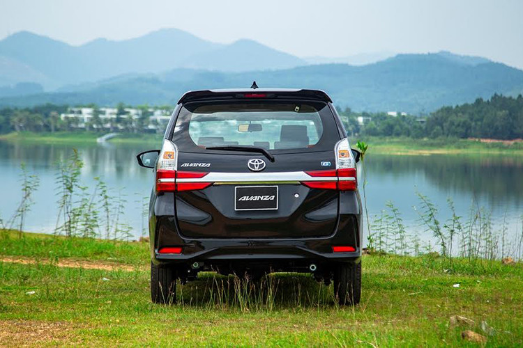 Khu vực đuôi xe cũng có nhiều thay đổi, điển hình như cụm đèn hậu LED hình chữ L mới, nối liền với nhau bằng một thanh gờ mạ crôm giống phong cách của Toyota Fortuner, và vây cá mập trên nóc. Cản sau cũng có tạo hình khỏe khoắn, tương xứng với bộ phận phía trước.