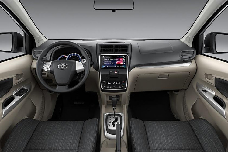 Khác với ngoại thất bên ngoài, tổng thể nội thất bên trong không có nhiều thay đổi so với trước đây, vẫn đi kèm táp-lô ốp nhựa, ghế và vô lăng bọc nỉ. Khu vực trung tâm vẫn có màn hình giải trí DVD 7 inch đi kèm các cổng kết nối điện thoại thông minh như USB và Bluetooth.