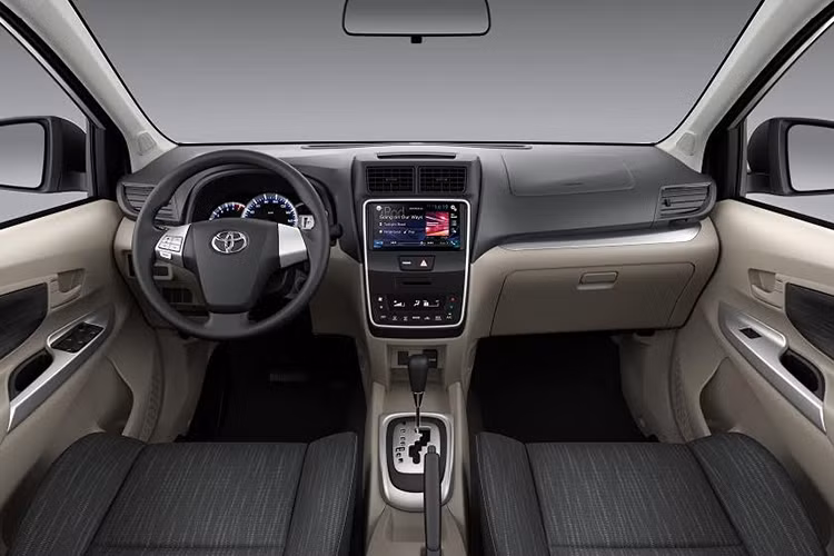 Khác với ngoại thất bên ngoài, tổng thể nội thất bên trong không có nhiều thay đổi so với trước đây, vẫn đi kèm táp-lô ốp nhựa, ghế và vô lăng bọc nỉ. Khu vực trung tâm vẫn có màn hình giải trí DVD 7 inch đi kèm các cổng kết nối điện thoại thông minh như USB và Bluetooth.