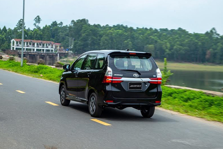 Ở phiên bản G của Toyota Avanza 2019, các thông số này lần lượt là 102 mã lực và 134 Nm. Dù ở phiên bản nào, xe cũng được trang bị hệ dẫn động cầu sau. Tuy nhiên, các trang bị về an toàn vẫn giữ nguyên như phiên bản trước đây như: hệ thống chống bó cứng phanh ABS, phân bổ lực phanh điện tử EBD và 2 túi khí.