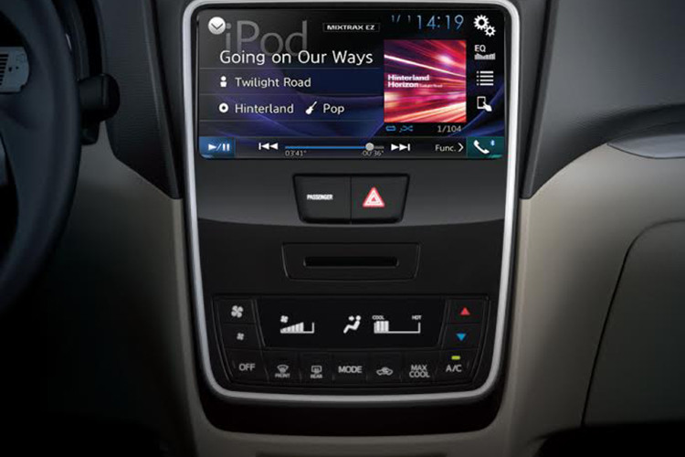 Điểm mới trong nội thất của xe chính là việc giao diện điều khiển điều hòa cơ 1 vùng được chuyển từ dạng núm xoay sang nút bấm. Bên cạnh đó, hệ thống âm thanh được nâng cấp từ 4 loa lên 6 loa ở phiên bản AT.