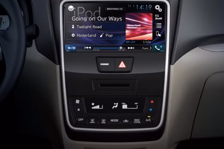 Điểm mới trong nội thất của xe chính là việc giao diện điều khiển điều hòa cơ 1 vùng được chuyển từ dạng núm xoay sang nút bấm. Bên cạnh đó, hệ thống âm thanh được nâng cấp từ 4 loa lên 6 loa ở phiên bản AT.