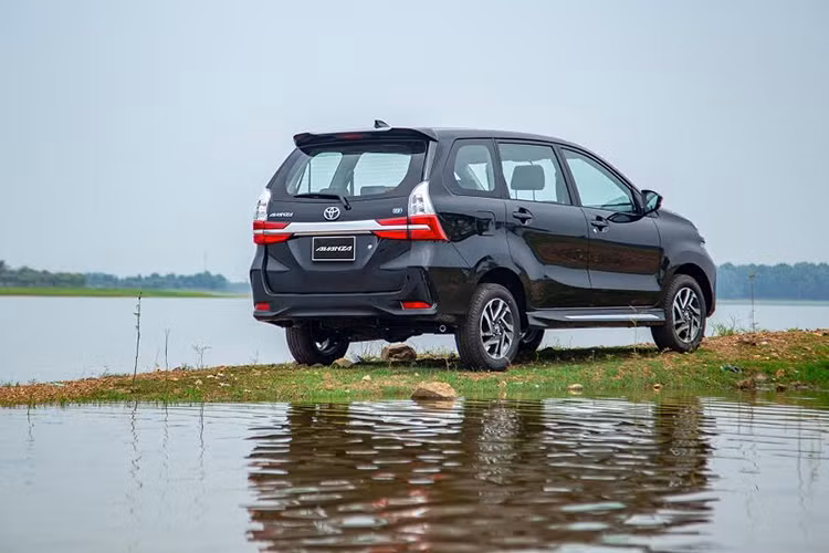 Tiếp tục được nhập khẩu từ Indonesia, Toyota Avanza 2019 mới chỉ là phiên bản nâng cấp giữa vòng đời nhưng đã trở nên hấp dẫn hơn nhờ diện mạo lột xác. Điều này được thể hiện rõ ở phần đầu xe với cản trước mới tích hợp với lưới tản nhiệt rộng và cao. Hốc đèn sương mù được vuốt nhọn, tạo hình tam giác trông khỏe khoắn hơn so với trước đây. Cụm đèn chiếu sáng có thiết kế mới và được trang bị thêm bóng LED.