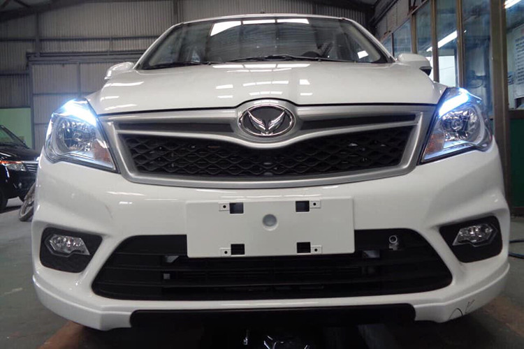 BAIC H2E sử dụng đèn chiếu sáng halogen nhưng tích hợp đèn định vị dạng ld khá hiện đại. Đèn sương mù và đèn hậu dạng halogen. Vành xe đa chấu có kích thước 14 inch. Gương chiếu hậu tích hợp xi-nhan LED...