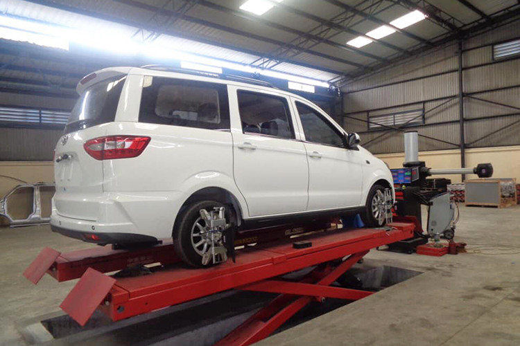 Theo thông số kỹ thuật xe mà nhà phân phối công bố, kích thước của mẫu xe 7 chỗ ngồi BAIC H2E của Trung Quốc này thậm chí còn nhỉnh hơn Mitsubishi Xpander một chút. Xe có chiều dài x rộng x cao lần lượt là 4.520 x 1.720 x 1.785 mm. Trục cơ sở 2.810 mm. Xpander có kích thước 4.475 x 1.750 x 1.700 mm và trục cơ sở 2.775 mm.