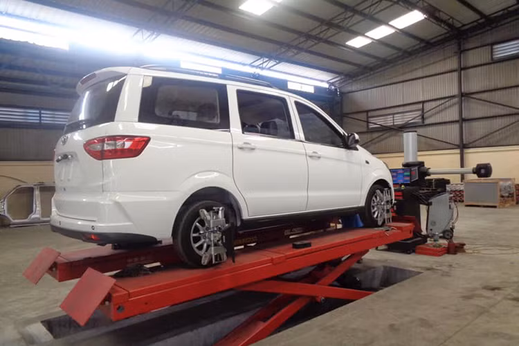 Theo thông số kỹ thuật xe mà nhà phân phối công bố, kích thước của mẫu xe 7 chỗ ngồi BAIC H2E của Trung Quốc này thậm chí còn nhỉnh hơn Mitsubishi Xpander một chút. Xe có chiều dài x rộng x cao lần lượt là 4.520 x 1.720 x 1.785 mm. Trục cơ sở 2.810 mm. Xpander có kích thước 4.475 x 1.750 x 1.700 mm và trục cơ sở 2.775 mm.