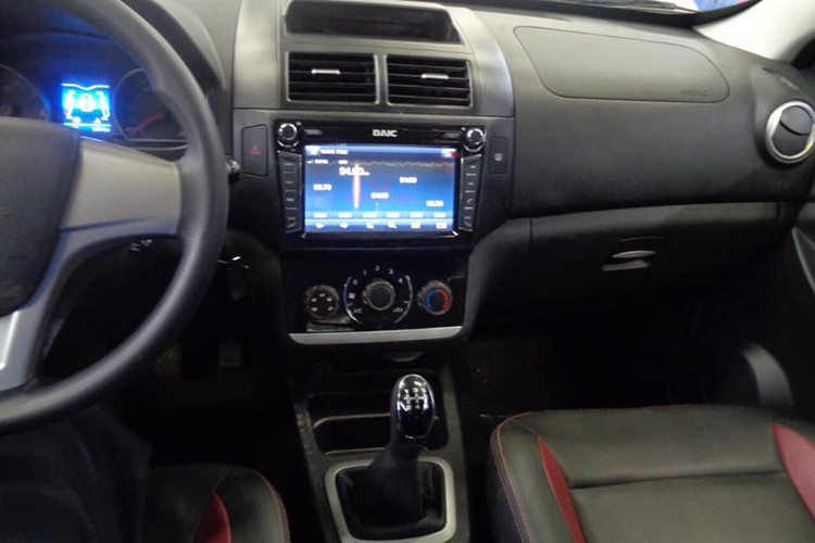 Bên trong nội thất, tuy có giá bán siêu rẻ nhưng xe cũng được trang bị ghế da và màn hình cảm ứng phục vụ giải trí. Các chi tiết như điều hòa, chỉnh ghế đều điều khiển cơ, không phải điều khiển điện.