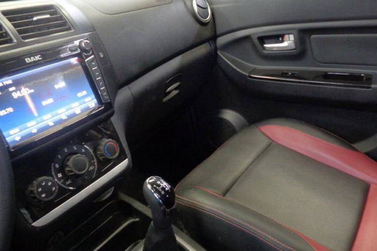 Động cơ chiếc xe BAIC của Trung Quốc sử dụng là loại 1.5 lít, cho công suất tối đa chỉ 83 mã lực đi kèm hộp số sàn 5 cấp hoặc tự động tùy chọn.