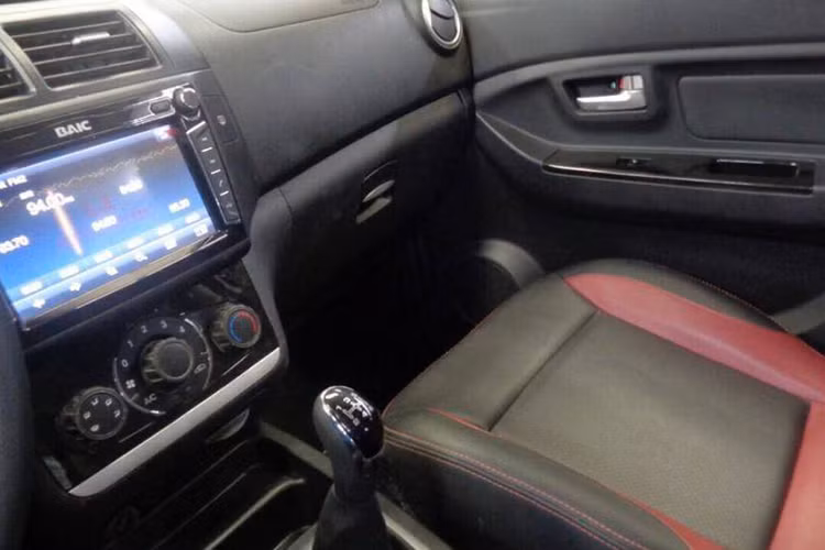 Động cơ chiếc xe BAIC của Trung Quốc sử dụng là loại 1.5 lít, cho công suất tối đa chỉ 83 mã lực đi kèm hộp số sàn 5 cấp hoặc tự động tùy chọn.