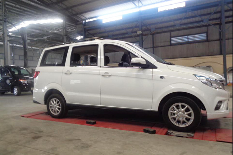 Được biết, chiếc xe BAIC H2E này được một doanh nghiệp tư nhân tại Hải Phòng nhập khẩu về với số lượng nhỏ lẻ. Giá bán 240 triệu đồng là giá khuyến mãi đối với lô 5 xe đầu tiên. Giá bán cho lô tiếp theo không được thông báo, tuy nhiên nếu đặt lên "bàn cân" thì nó còn chưa bằng giá của một chiếc Kia Morning tại thị trường Việt.