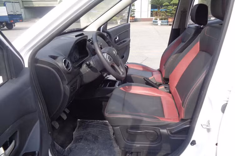 Tuy nhiên phiên bản nhập khẩu của mẫu BAIC H2E từ Trung Quốc về Việt Nam chỉ sử dụng số sàn, không có bản số tự động. Cũng theo thông số nhà sản xuất công bố, xe có thể đạt tốc độ tối đa 150 km/h. 