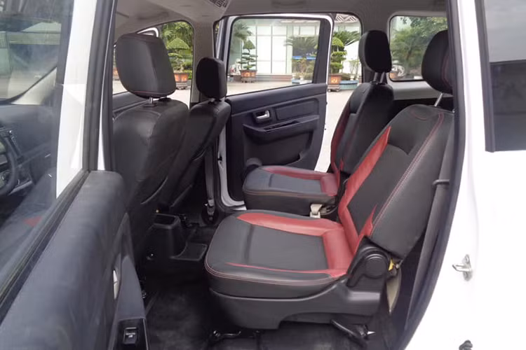 Với thông số kích thước và sở hữu 7 chỗ ngồi, đối thủ của BAIC H2E tại thị trường Việt Nam dự định sẽ là những mẫu xe 7 chỗ giá rẻ hiện đang bán ra như; Mitsubishi Xpander, Toyota Rush hay Avanza.