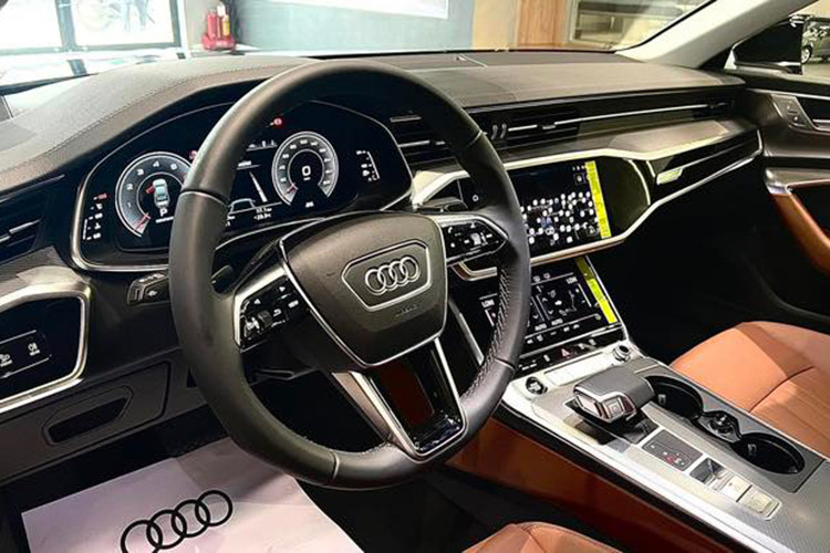 Nội thất A6 S line 40 TFSI mang nhiều tiện nghi và sự thoải mái. Một trong những nâng cấp đáng chú ý của A6 2025 là bảng đồng hồ kỹ thuật số Audi Virtual Cockpit Plus 12,3 inch tiêu chuẩn. Vô-lăng bọc da 3 chấu mới, thay cho loại 2 chấu ở bản cũ.