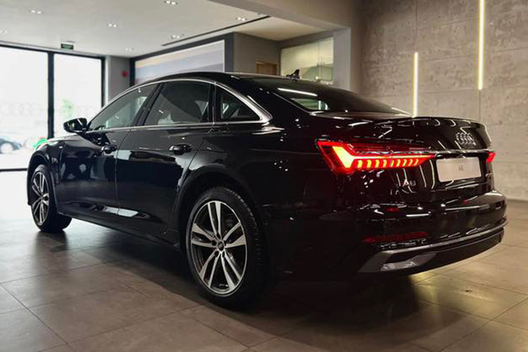 Xe có ngoại thất thể thao S line đặc trưng, lấy cảm hứng từ Audi RS. Mẫu sedan hạng sang trang bị lưới tản nhiệt khung đơn, trang trí với họa tiết tổ ong và viền chrome. Hốc hút gió hai bên sử dụng các tấm ốp màu đen nhám và xám.