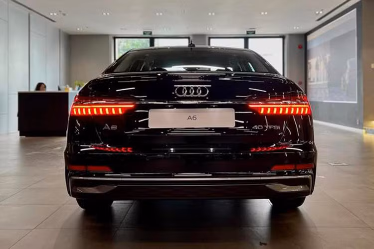 Audi A6 2025 mới cũng được trang bị đầy đủ các tính năng an toàn chủ động và bị động, như kiểm soát hành trình với chức năng giới hạn tốc độ, camera 360, cảnh báo chệch làn, đèn pha thích ứng...