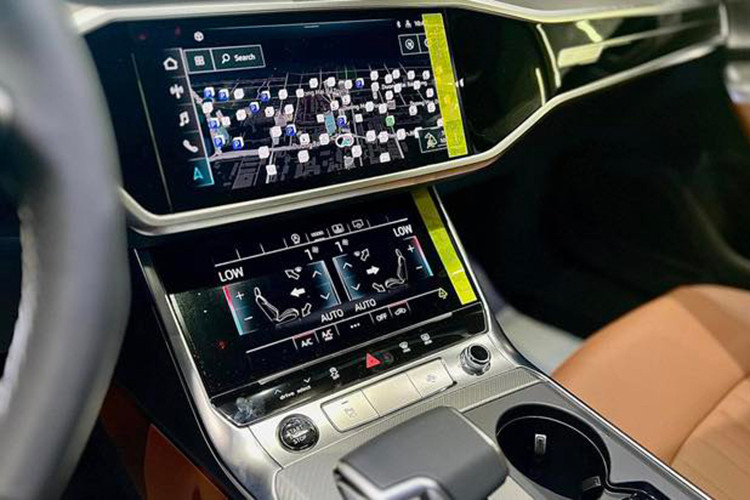 Màn hình cảm ứng giải trí MMI Touch Response 10,1 inch và một màn hình phụ trợ 8,6 inch cho hệ thống điều hòa 4 vùng. Hàng ghế trước chỉnh điện và nhớ vị trí ghế lái, hỗ trợ tựa lưng 4 chiều. Hệ thống đèn viền nội thất cao cấp, hỗ trợ kết nối Apple CarPlay/Android Auto.