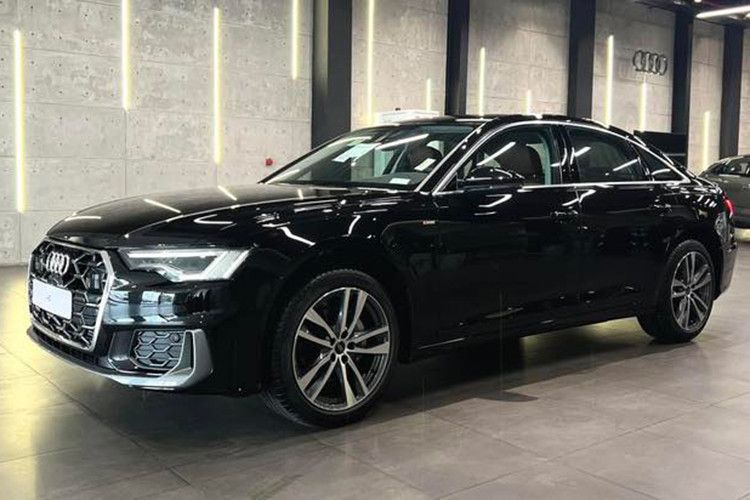 Mới đây, lô xe sedan Audi A6 2025 hạng sang đã chính thức được nhập khẩu và phân phối tại các đại lý ở Việt Nam. Mẫu xe này mang tính chất cập nhật trang bị thay vì đổi mới toàn diện. 