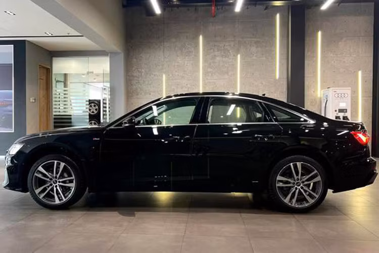 Tại thị trường Việt Nam, mẫu sedan hạng sang Audi A6 2025 tiếp tục nhập khẩu chính hãng từ Đức. Xe cạnh tranh với những đối thủ như Mercedes E-class, BMW Series 5, Lexus ES.