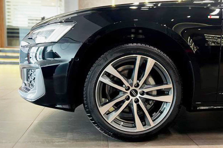 A6 2025 sở hữu cụm đèn pha LED Matrix tiêu chuẩn, đèn viền ban ngày đặc trưng. Bộ vành 5 chấu kép 19 inch, hoàn thiện với màu xám, trong khi bản cũ dùng vành 18 inch. Đèn hậu LED trang trí dải crôm nối giữa hai cụm đèn. Bộ khuếch tán sau thể thao hơn nhờ gói S line.