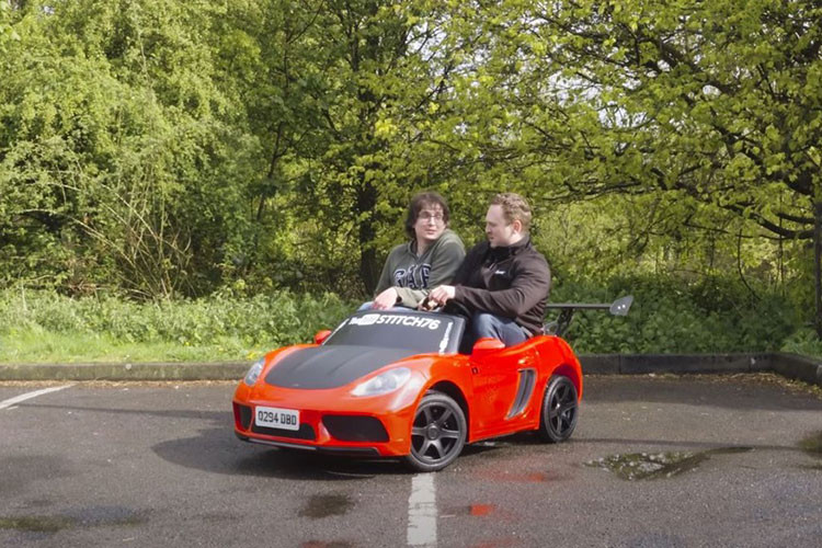 Chiếc xe điện đồ chơi mang hình dáng giống Porsche này chạy bằng lốp khí nén và có mọi thứ bạn cần để sử dụng hợp pháp trên đường ở Anh Quốc: đèn xi-nhan, đèn phanh, còi, và cửa mở được.