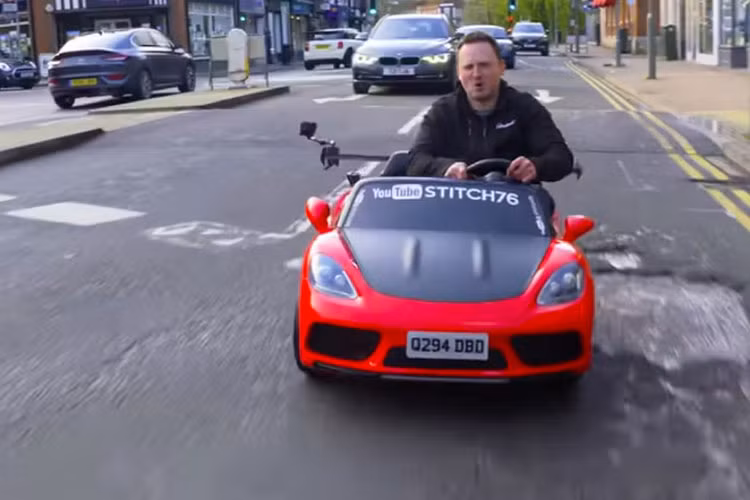 Xe còn có một cánh gió bằng nhôm và một nắp capô bằng sợi carbon. Nó có thể chứa hai người, nhưng phải nói thẳng là không hề rộng rãi thoải mái. Nó thậm chí còn có hệ thống đèn neon nhấp nháy và thay đổi màu sắc, và một hệ thống âm thanh nổi để giải trí, thu hút sự chú ý của những người đi đường khác.