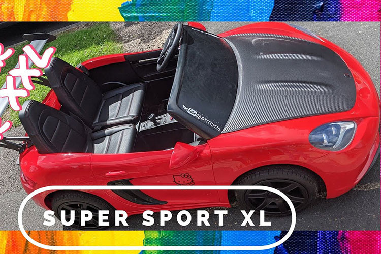 James - người có biệt danh “Stitch76” trên mạng xã hội, đã làm. Anh ấy là một người đàn ông có gia đình ở Anh Quốc, một người mua xe đồ chơi và rồi biến đổi nó thành một chiếc xe điện hợp pháp đi đường phố, tất cả chỉ vì nhàn rỗi trong thời gian giãn cách xã hội mùa đại dịch. Chiếc xe thú vị này đã được giới thiệu và khám phá trong một video mới của kênh YouTube “Car Throttle”.